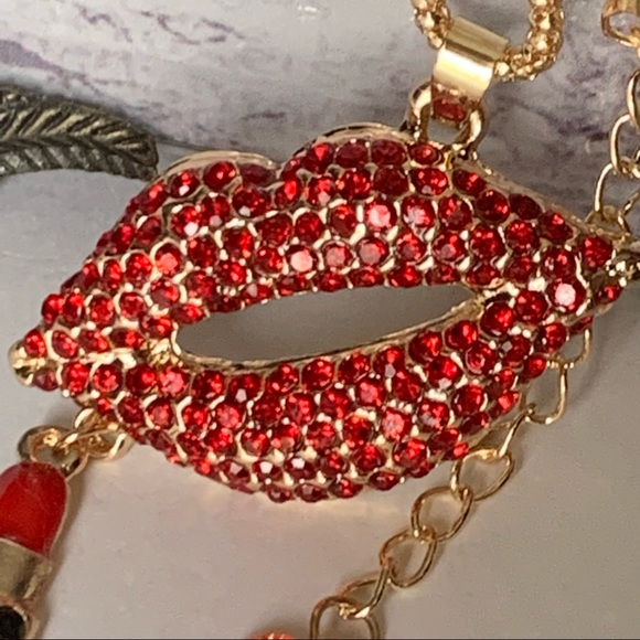 💋🆕 Betsey Johnson Style - Crystal Red Lips Necklace - Picture 3 of 5